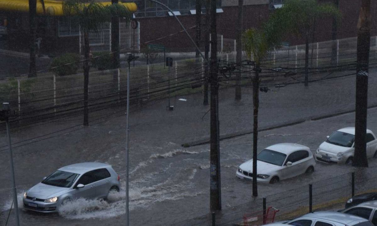 Alertas de fortes chuvas se estendem at&eacute; 10h de quinta-feira (7/11) -  (crédito: Gladyston Rodrigues/EM/D.A. Press)