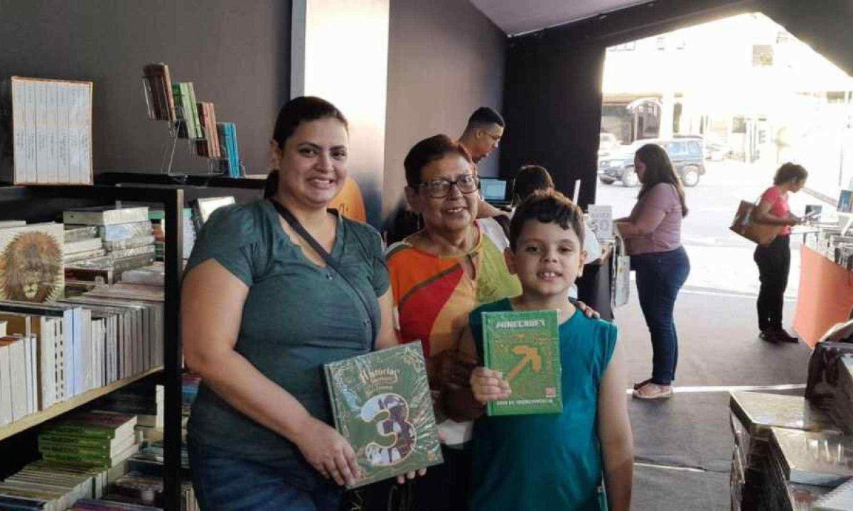 Ao lado do filho Álvaro Arçari, de 7 anos, e da mãe, Mable Coutinho, a dona de casa Danielli Coutinho curtiu a livraria em família -  (crédito: GUSTAVO WERNECK/EM/D.A PRESS)