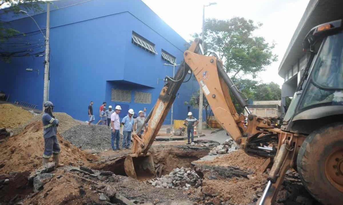 Cratera aberta na Avenida Teresa Cristina causa transtornos no trânsito -  (crédito: Alexandre Guzanshe/EM/D.A. Press)