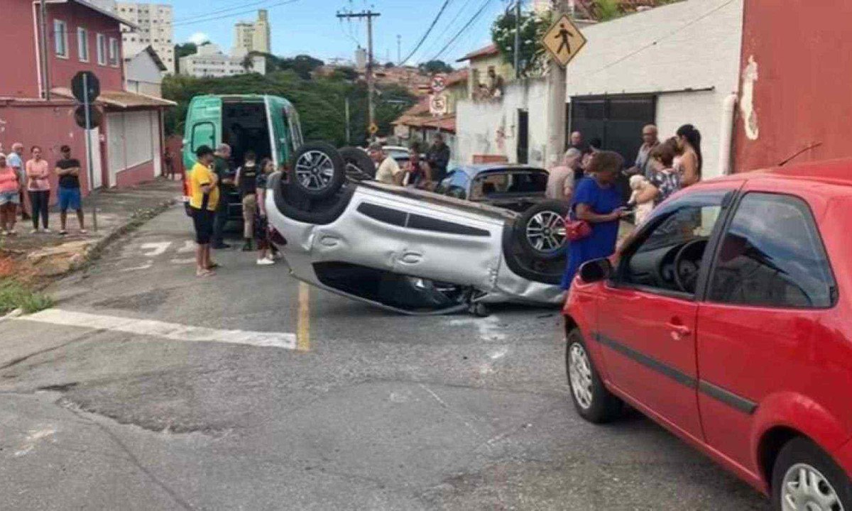 Batida envolvendo um carro Renault Kwid e um Fiat Palio aconteceu no bairro Vila Cloris, em Venda Nova, na manhã desta quinta-feira (31) -  (crédito: Rodolfo Morais/TV Alterosa)