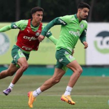  Os jogadores Flaco L..pez e Vitor Reis (E), da SE Palmeiras, durante treinamento, na Academia de Futebol. (Foto: Cesar Greco/Palmeiras/by Canon)
     -  (crédito:  CESAR GRECO)