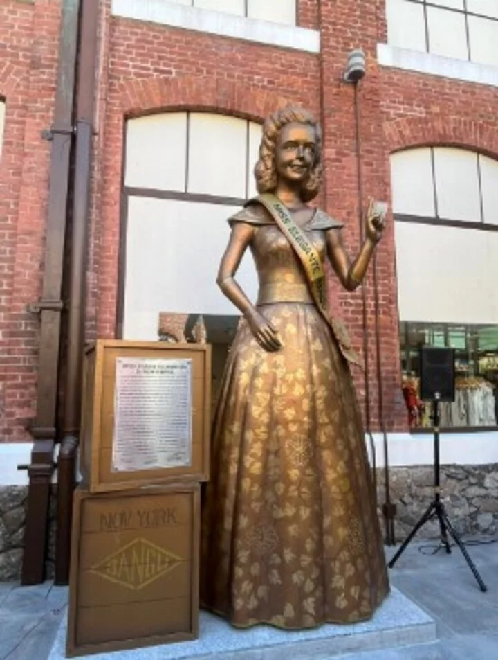 Shopping do RJ ganha estátua de vencedora do concurso Miss Elegante nos anos 1950 - Divulgação