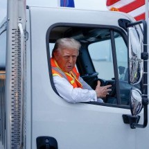 Vestido de Gari, Trump sobe em caminhão de lixo após deslize de Biden - CHIP SOMODEVILLA / GETTY IMAGES NORTH AMERICA / Getty Images via AFP