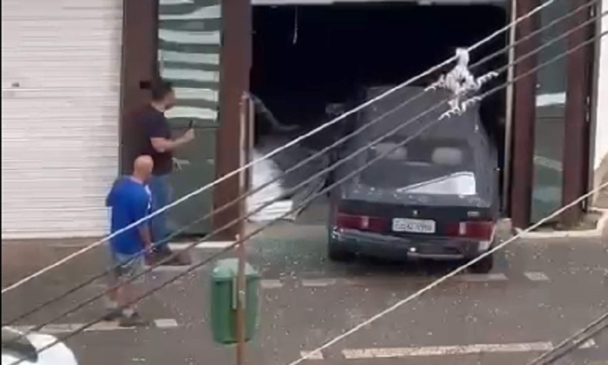 Vídeo: motorista perde o controle do carro e invade loja em Uberlândia