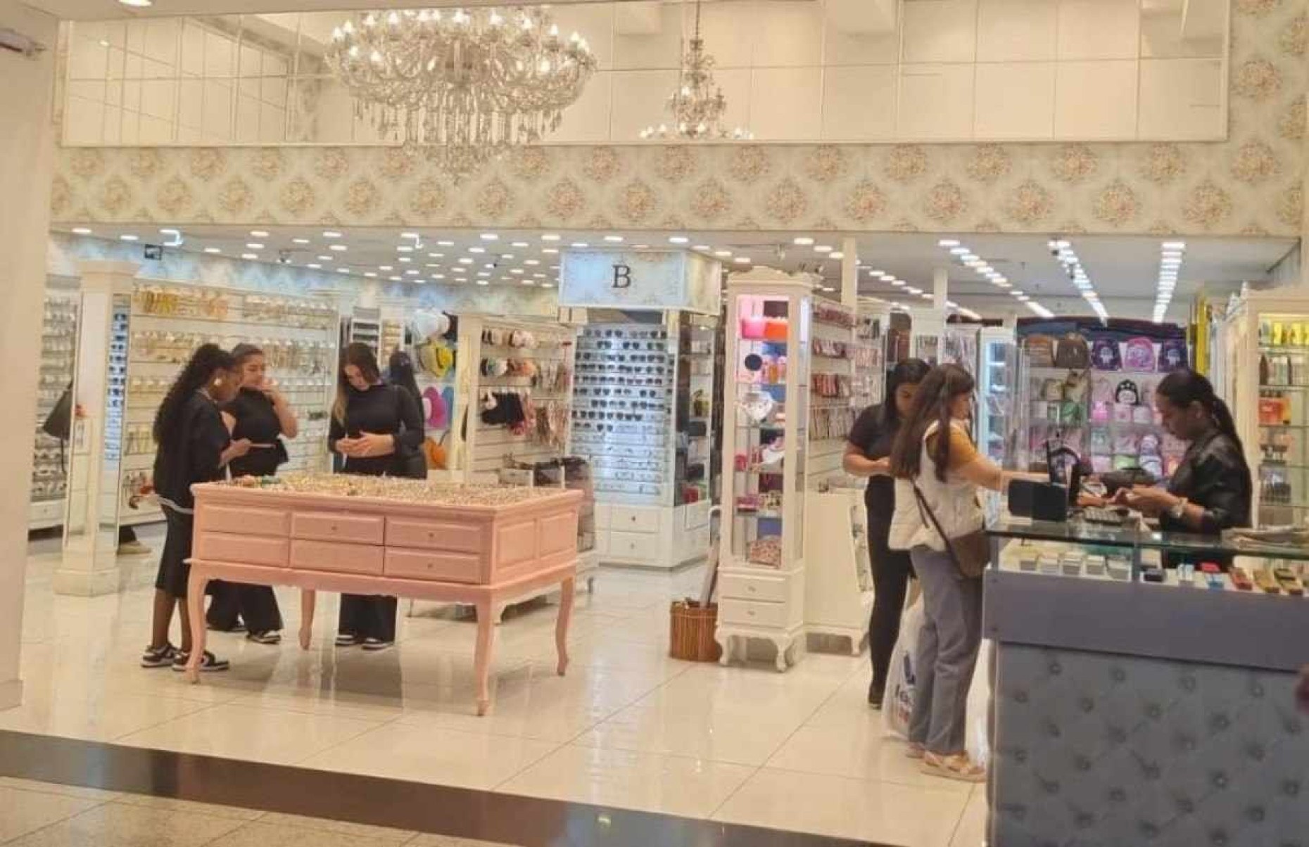 Criança autista faz xixi em loja de shopping de BH e funcionários desdenham