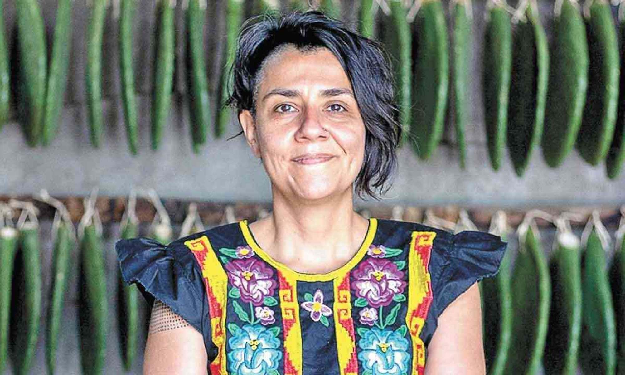 Diretora Azucena Losana sorri para a câmera