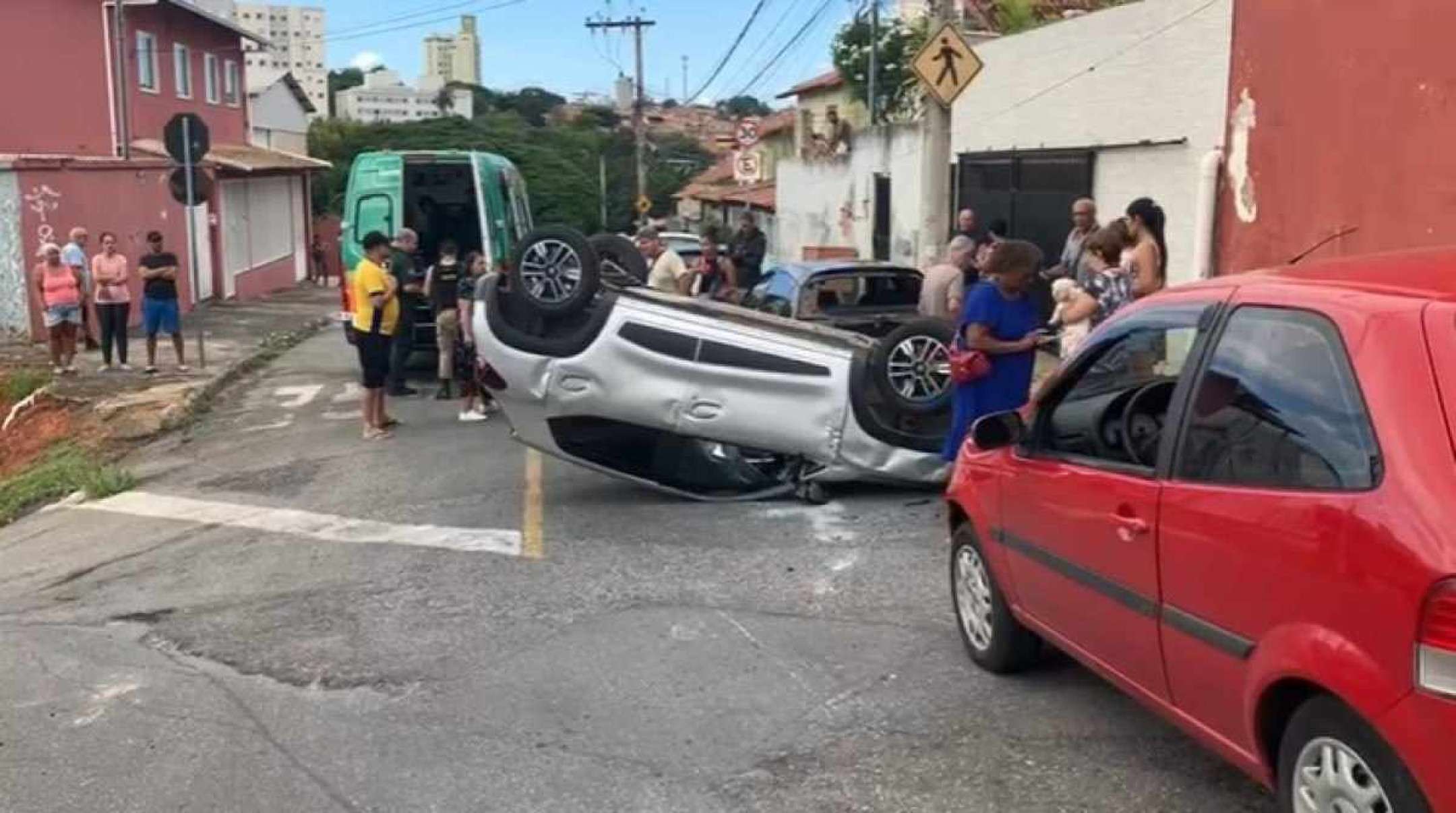 Acidente com capotamento deixa duas pessoas feridas em BH