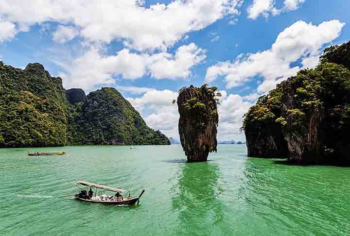 Baía de Phang Nga, Tailândia: Conhecida por suas impressionantes falésias e águas esmeralda, é um destino popular para passeios de barco e exploração de cavernas.