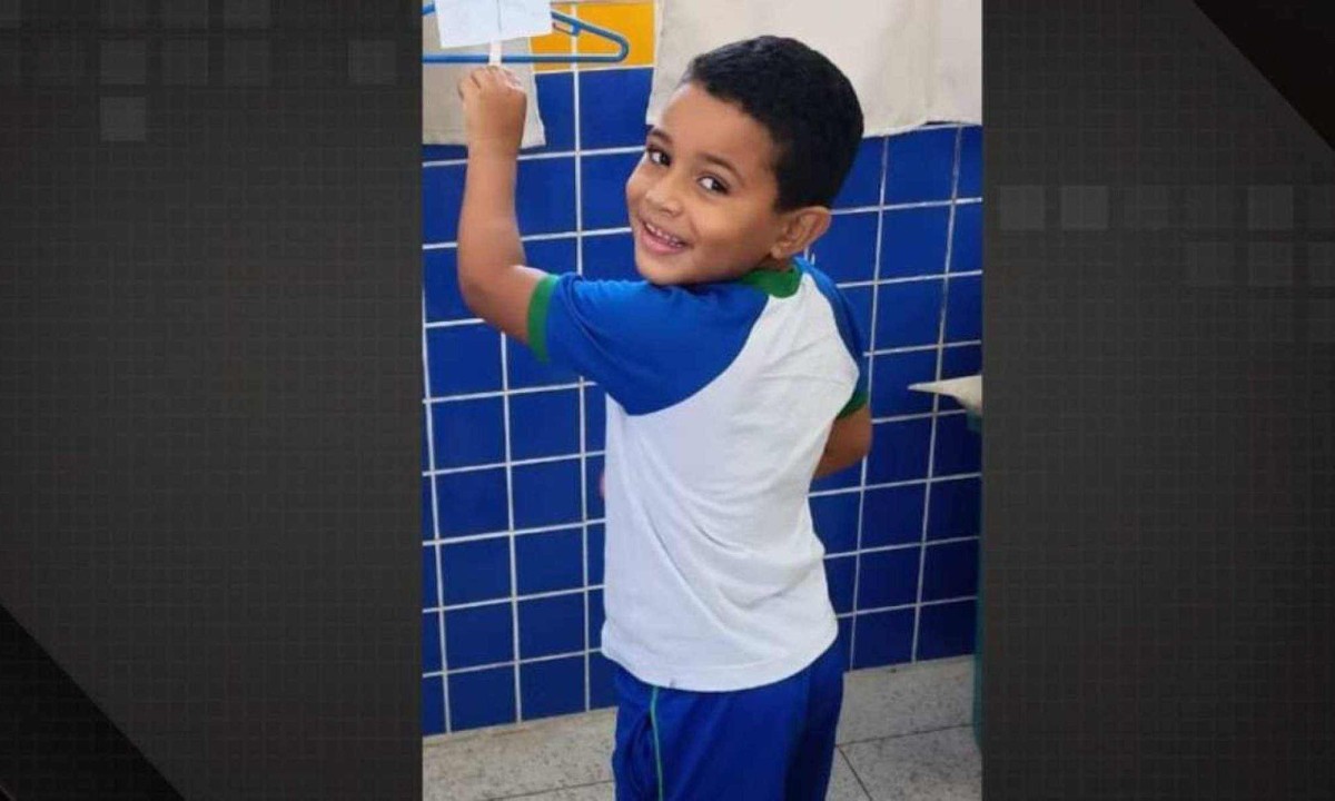 Carlos Eduardo Cabral de Moura, sorridente, na escolinha; menino morreu com tiro disparado por marginais -  (crédito: Arquivo de família)