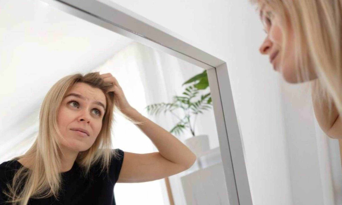 Maquiagem capilar promete tampar fios brancos e pequenas falhas no cabelo  -  (crédito: FreePik)