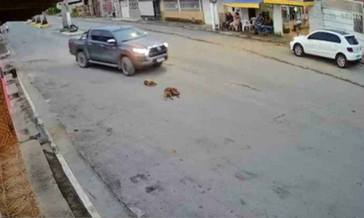 Atropelamento foi registrado na Avenida Joao Anastácio Filho, no Centro do município de Jordânia -  (crédito: Câmera de monitoramento/Reprodução)