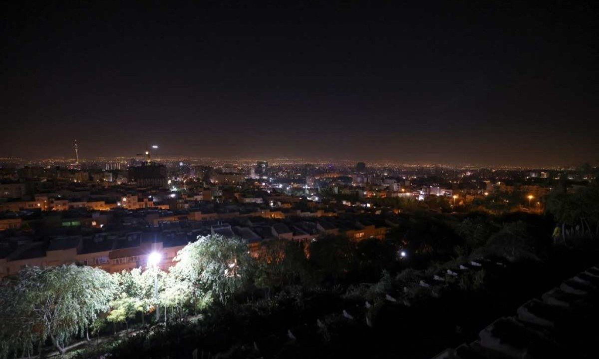 Visão noturna de Teerã, capital do Irã, depois de explosões ouvidas em 26 de outubro  -  (crédito: ATTA KENARE / AFP)