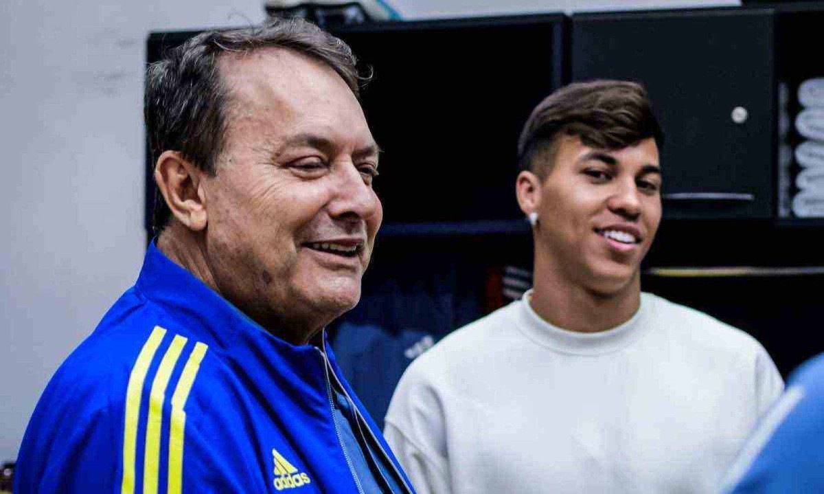 O empresário e proprietário da SAF celeste, Pedro Lourenço, com o atacante Kaio Jorge, na Toca da Raposa -  (crédito: Gustavo Aleixo/Cruzeiro)