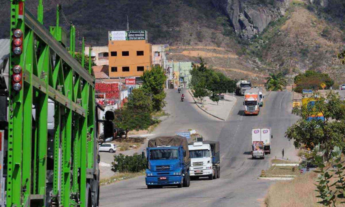 Trecho da BR-116 no Vale do Jequitinhonha: com 817 dos seus 4.500 quilômetros localizados em Minas, a rodovia está no topo do ranking feito pelo Projeto Mapear -  (crédito: Gladyston Rodrigues/EM/D.A Press – 11/6/15)