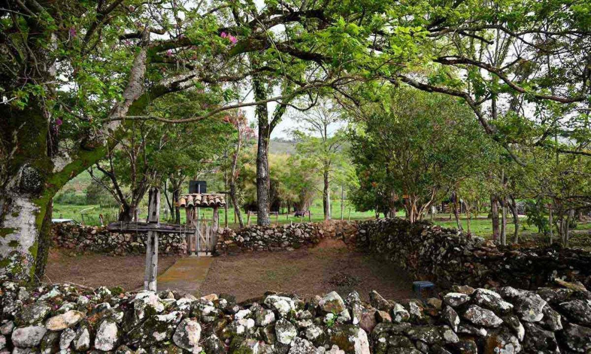 Cercado por muro de pedra, o cemitério dos escravos, em santa luzia, não tem lápides nem túmulos. um cruzeiro marca o campo santo -  (crédito: Leandro Couri/EM/D.A Press)