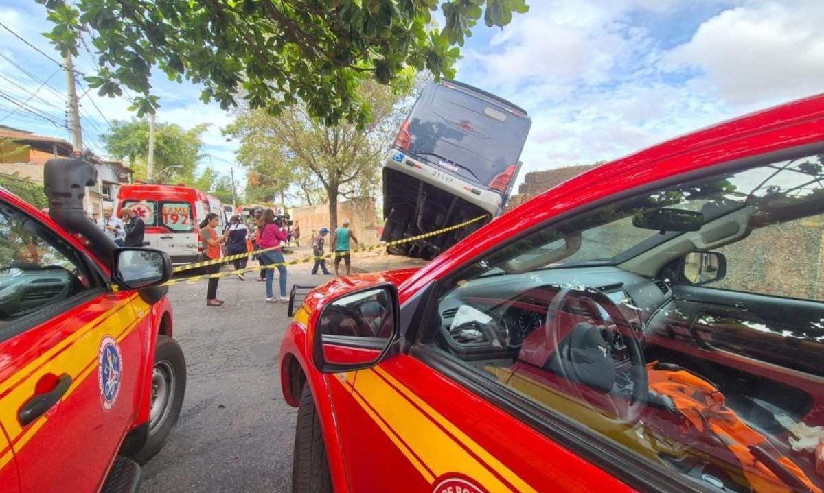 Morador escutou motorista gritando que havia perdido o freio do ônibus ao descer rua do bairro Salgado Filho -  (crédito: Jair Amaral/EM/D.A Press)