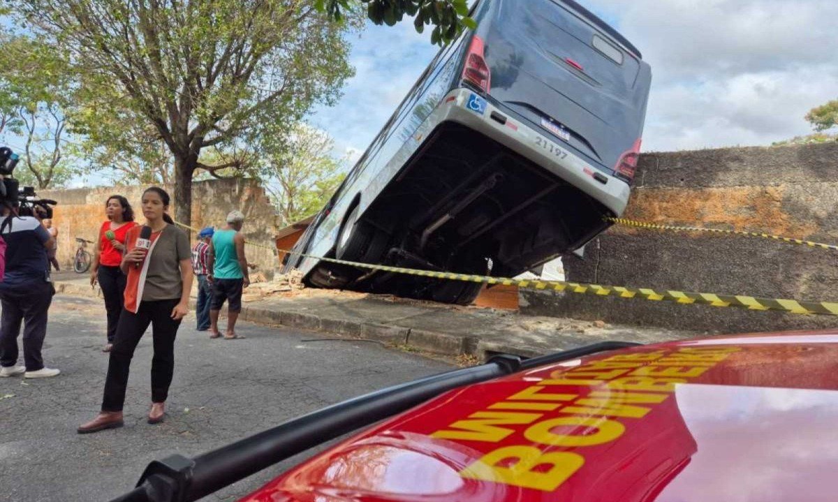 Acidente com ônibus aconteceu na rua Oscar Coelho Santos, no bairro Salgado Filho -  (crédito: Jair Amaral/EM/D.A Press)