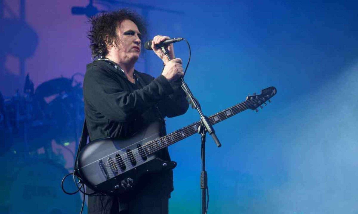 Robert Smith canta sobre a morte no novo disco da banda que conquistou o mundo com o hit 