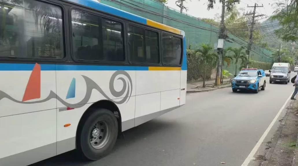 Ônibus circulam com escolta policial no RJ para evitar sequestro e uso em barricadas - Reprodução/TV Globo