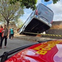 Ônibus bate em muro de creche e deixa feridos em BH - Jair Amaral/EM/D.A Press