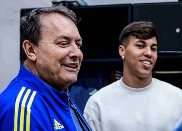 O empresário e proprietário da SAF celeste, Pedro Lourenço, com o atacante Kaio Jorge, na Toca da Raposa -  (crédito: Gustavo Aleixo/Cruzeiro)