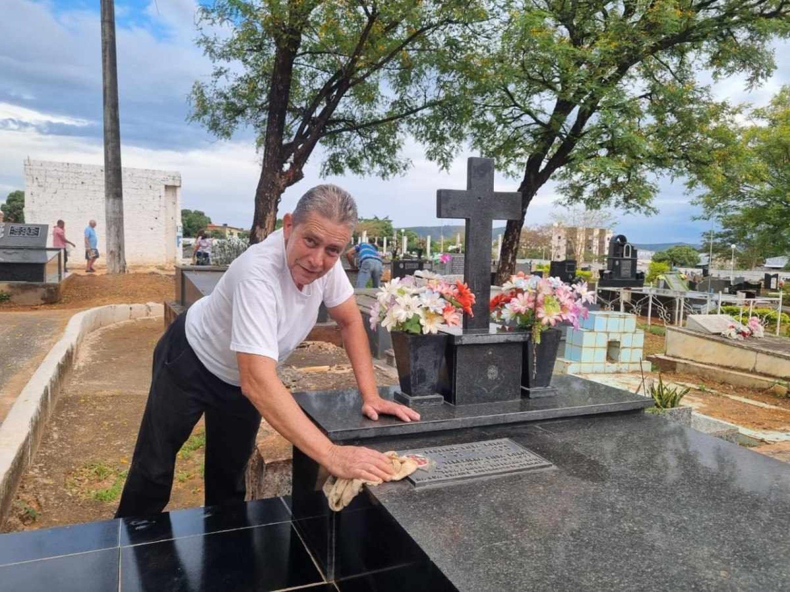 Finados: parentes antecipam homenagens aos entes que morreram