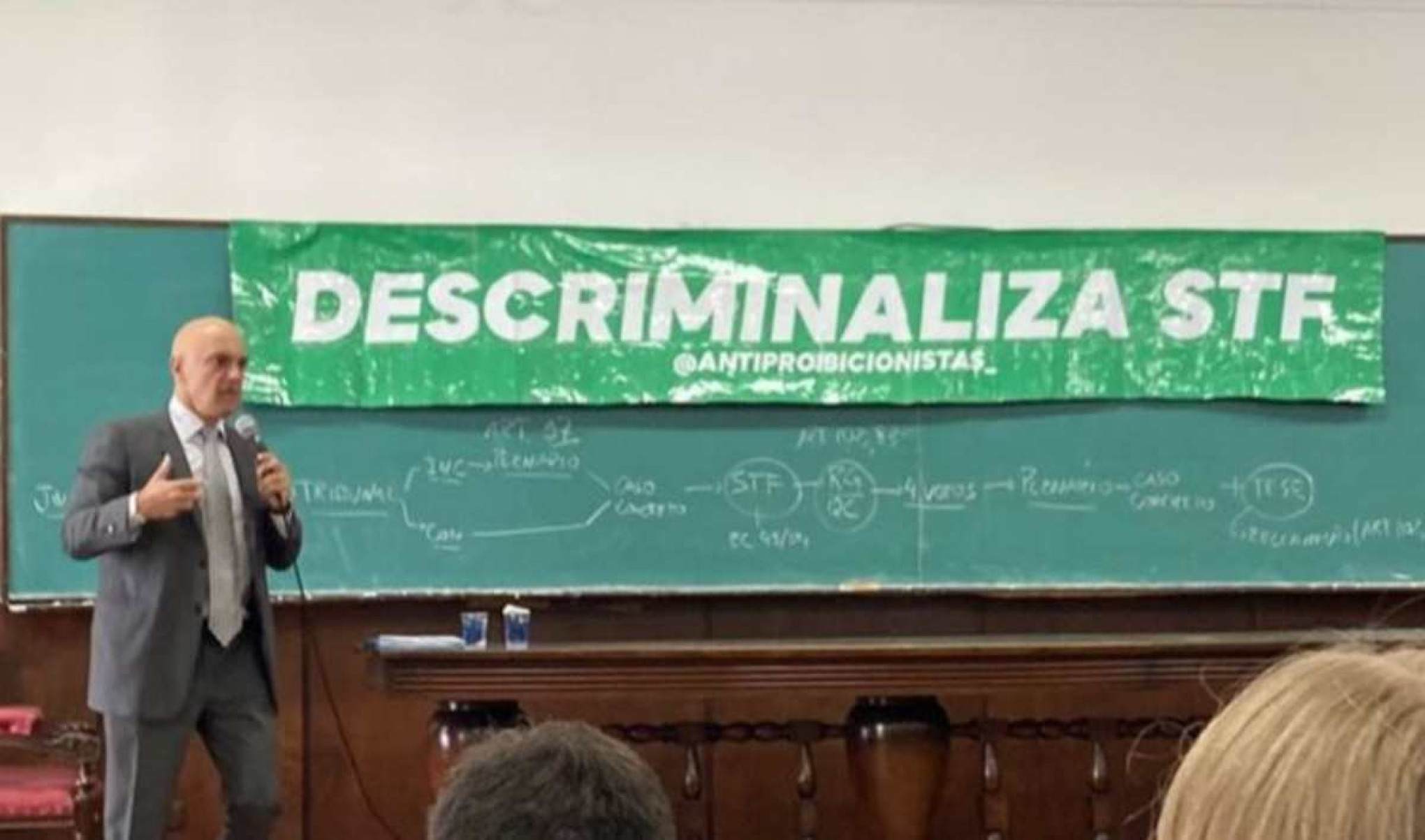 Alexandre de Moraes deu aula em frente à faixa escrita 'descriminaliza STF' na época da discussão sobre a maconha