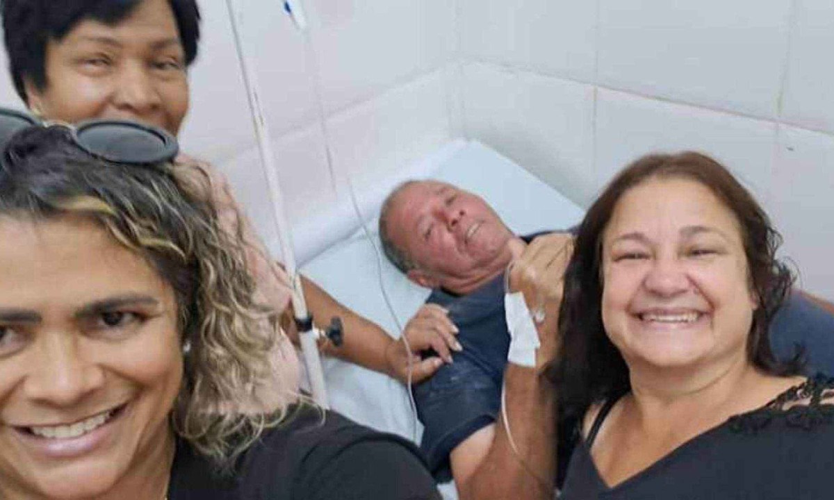 A esposa ao fundo, ao lado do marido, acompanhada da cunhada e de uma amiga em um hospital de Jaboticatubas -  (crédito: Arquivo pessoal)