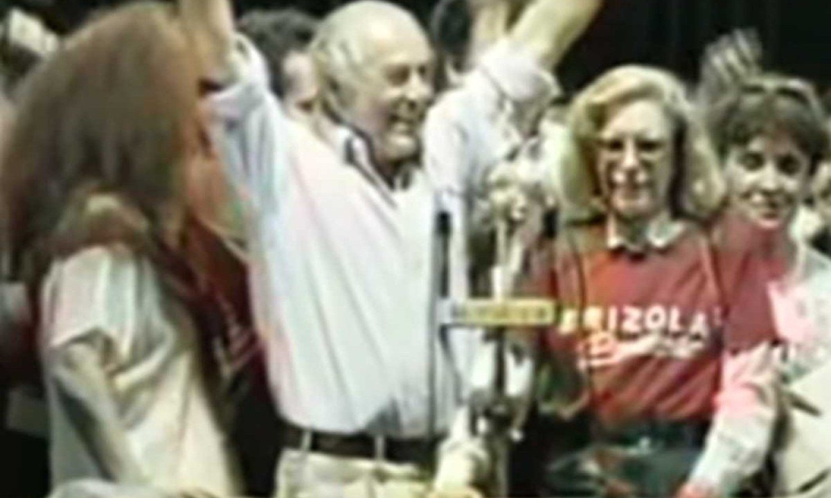 Leonel Brizola ergue os braços em ato durante a campanha para presidente da República em 1989 -  (crédito: Canal Brizola Inesquecível)