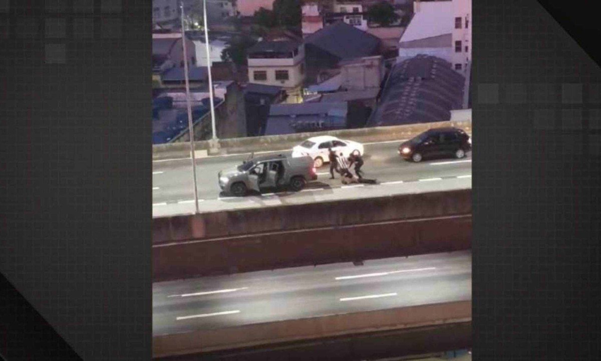 PM reage a assalto na Linha Vermelha, no Rio de Janeiro -  (crédito: reprodução/redes sociais)