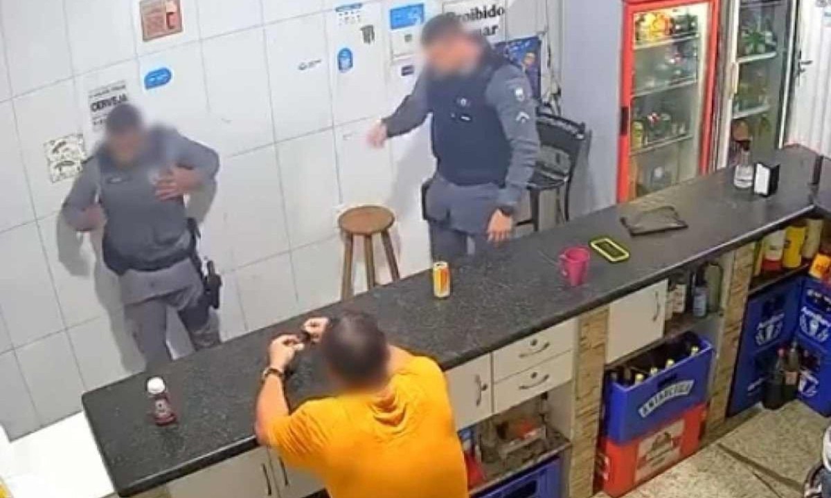 Policia Militar do Espírito Santo abriu inquérito para apurar conduta e demais circunstâncias sobre o flagrante de dois policiais agredindo um homem em um bar -  (crédito: Reprodução)