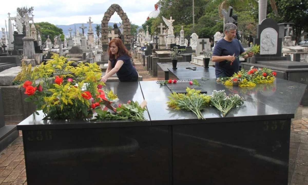 Gracinda e Carlos Alberto Baltazar deixam rosas vermelhas aos entes queridos  -  (crédito: Jair Amaral/EM/D.A Press)