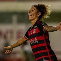 A craque ficará no Rubro-Negro até o ano de 2026 e ainda busca seu primeiro título defendendo as cores do time carioca -  (crédito: Foto: Paula Reis /CBF)