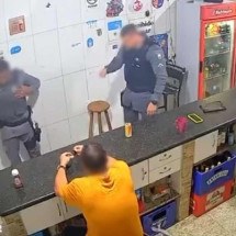 Vídeo: PM entra em bar e bate em homem que teria agredido a mãe doente - Reprodução