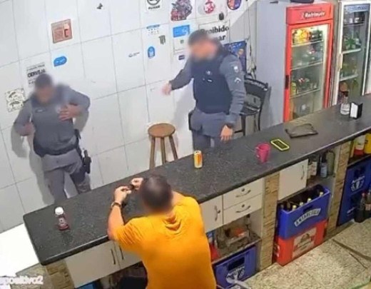 Policia Militar do Espírito Santo abriu inquérito para apurar conduta e demais circunstâncias sobre o flagrante de dois policiais agredindo um homem em um bar -  (crédito: Reprodução)