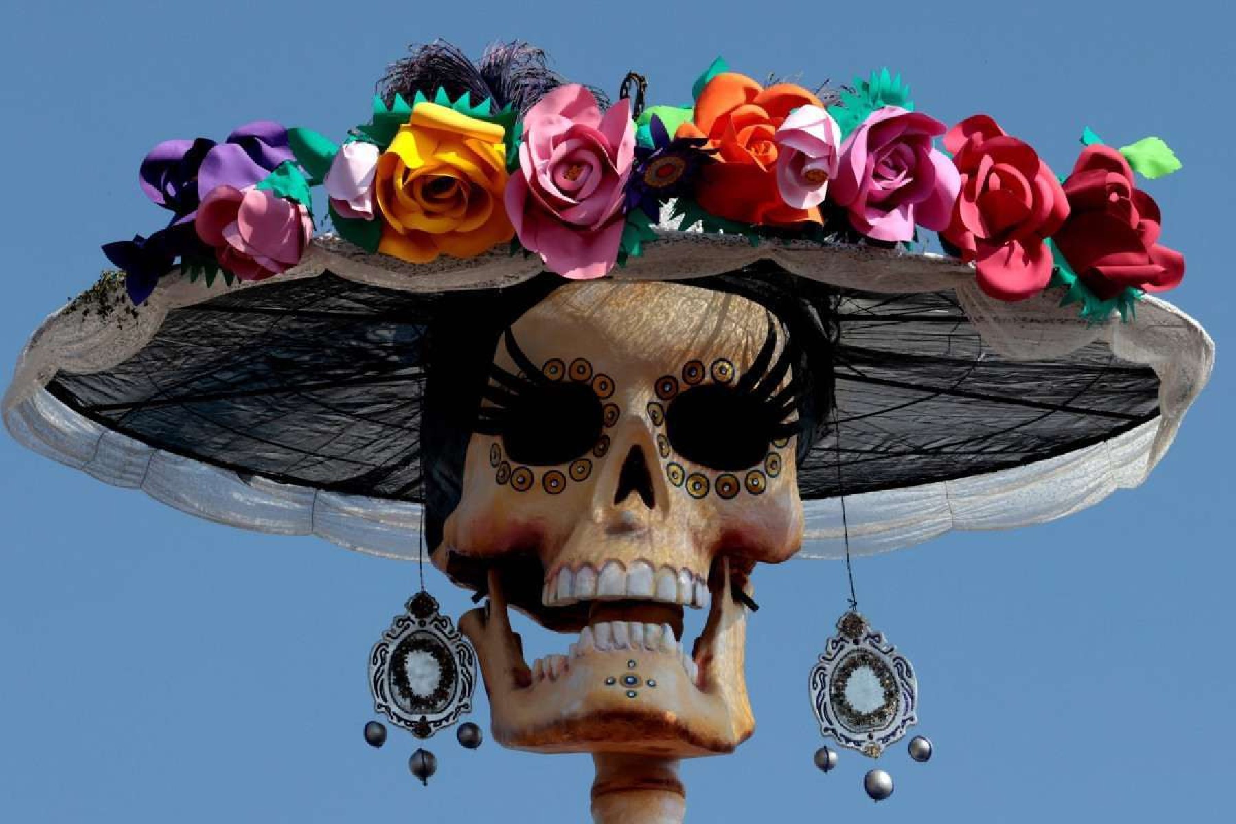 A "Catrina", é uma figura que representa a morte de forma elegante e irônica       