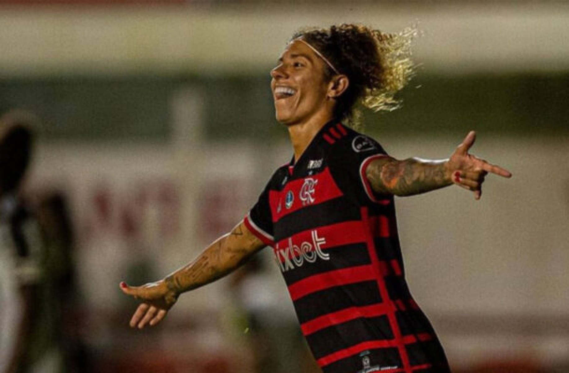 Flamengo anuncia renovação de contrato com a atacante Cristiane