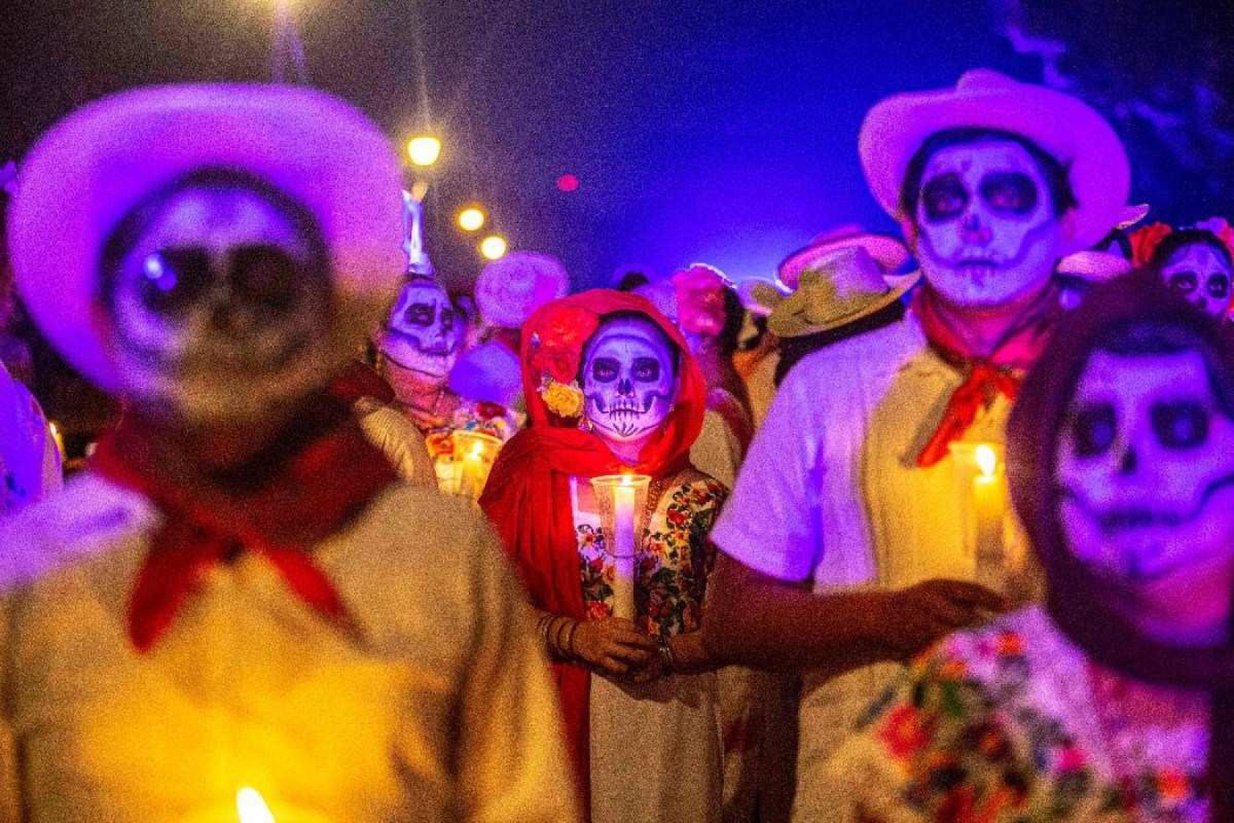 As festividades incluem danças, músicas, e até desfiles, onde as pessoas se vestem com roupas tradicionais e pintam seus rostos como caveiras