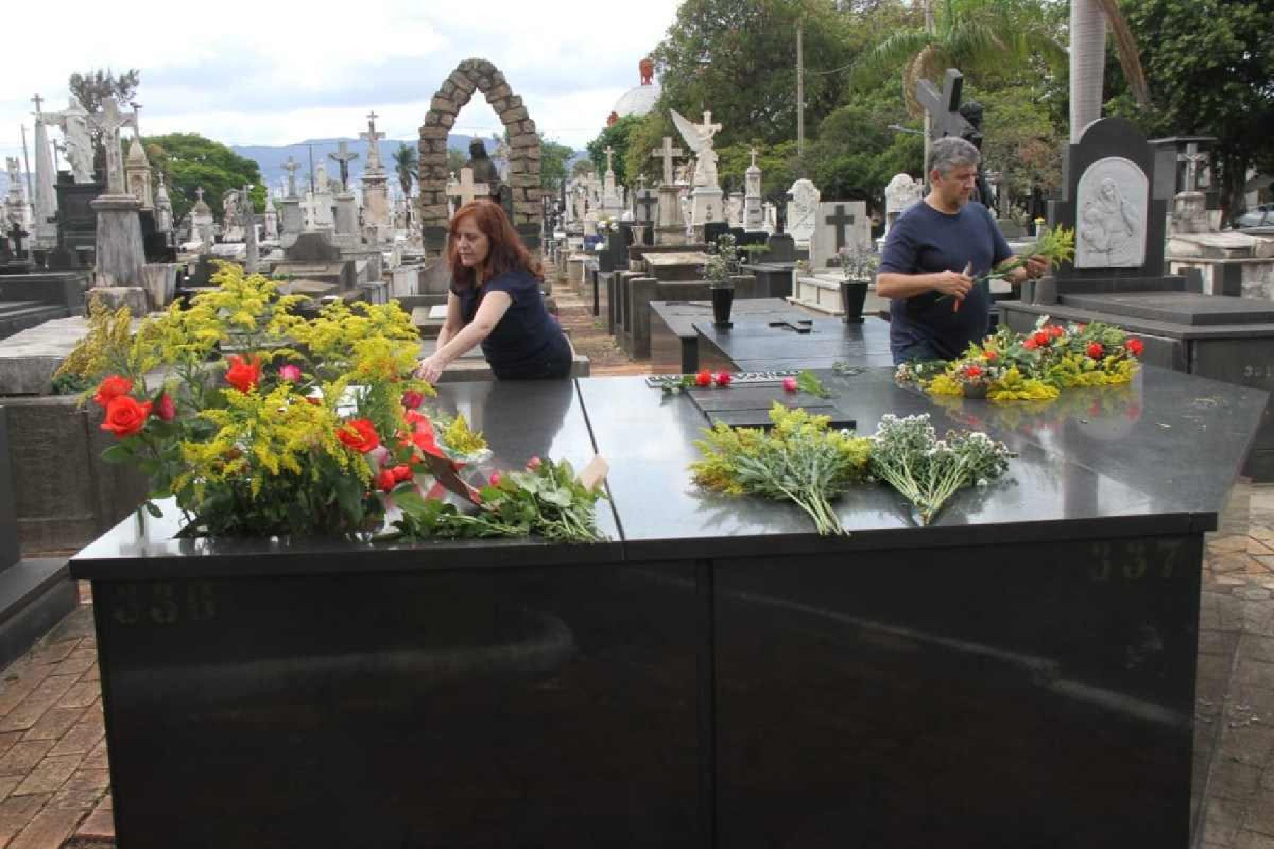 Dia de Finados: famílias e religiosos visitam cemitério do Bonfim em BH