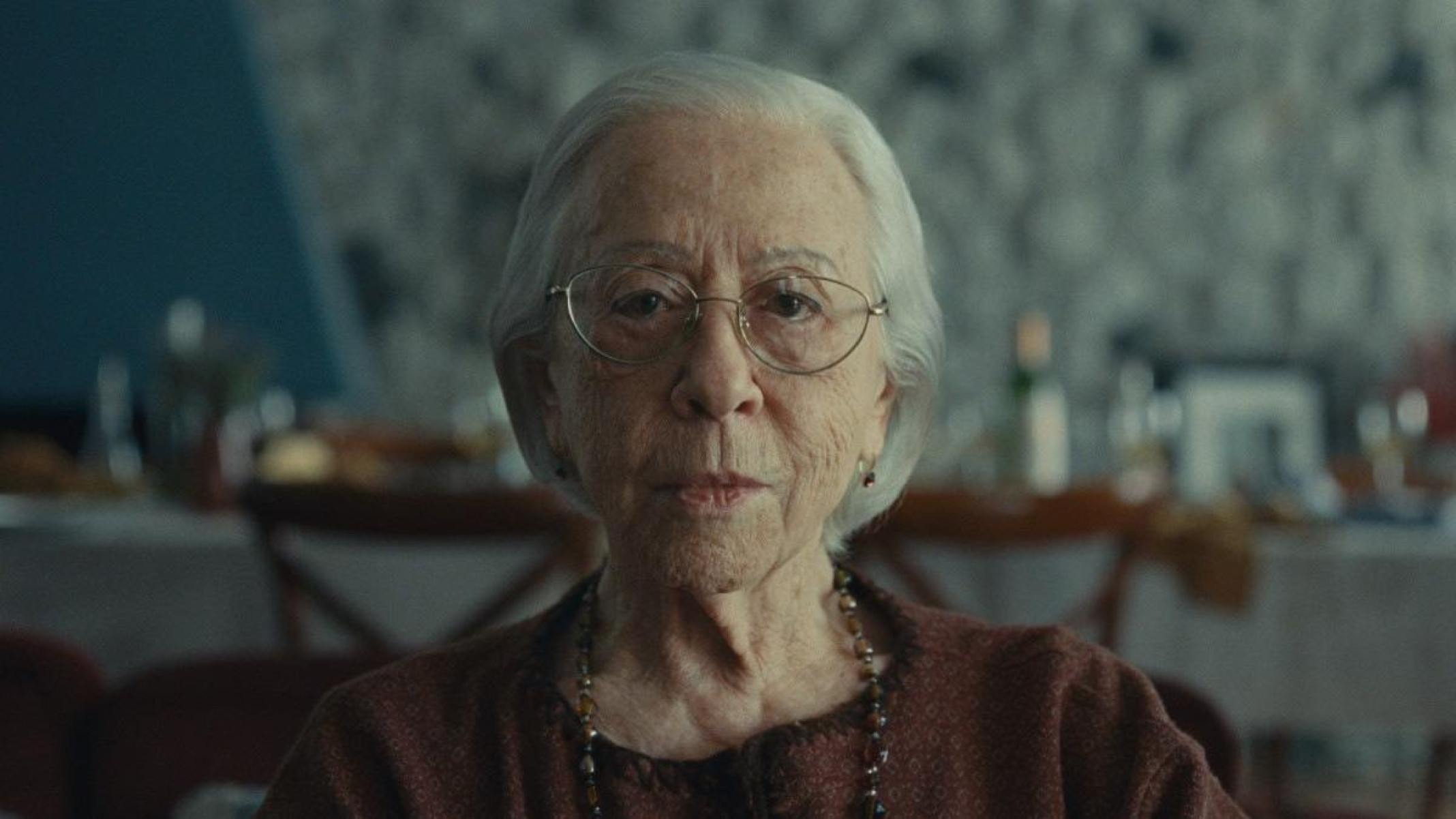 Fernanda Montenegro olha para a câmera em cena do filme Ainda estou aqui