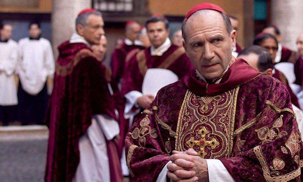 'Conclave' mostra os conflitos entre candidatos fictícios ao papado, como o cardeal conservador Tedesco, interpretado por Sergio Castellitto -  (crédito: Focus Features)