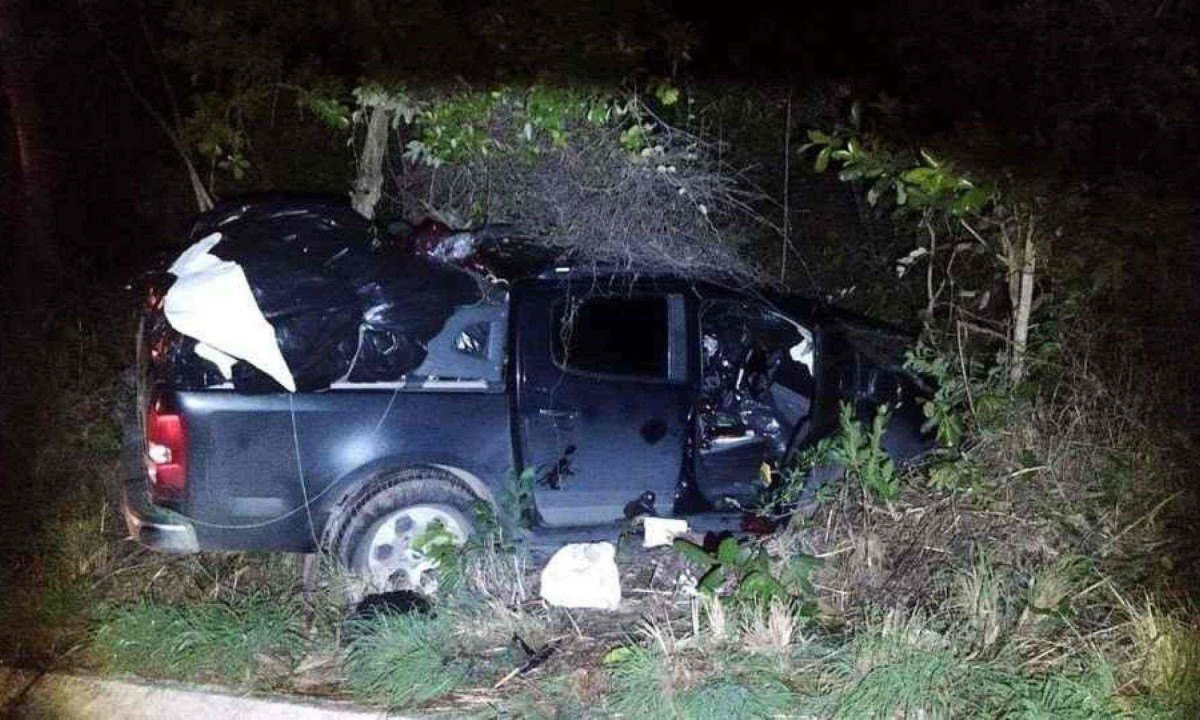 Caminhonete saiu da pista e capotou, matando o seu motorista, de 58 anos, em Bocaiuva. Chovia no momento do acidente -  (crédito: Sala de Imprensa/CBMMG)