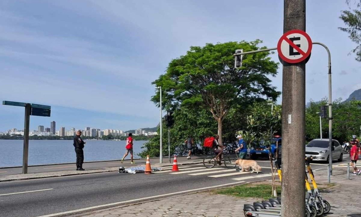 Corpo do suspeito de assalto ficou estendido no asfalto da avenida na Lagoa Rodrigo de Freitas, no Rio -  (crédito: Cyro Neves/ Rádio Tupi)