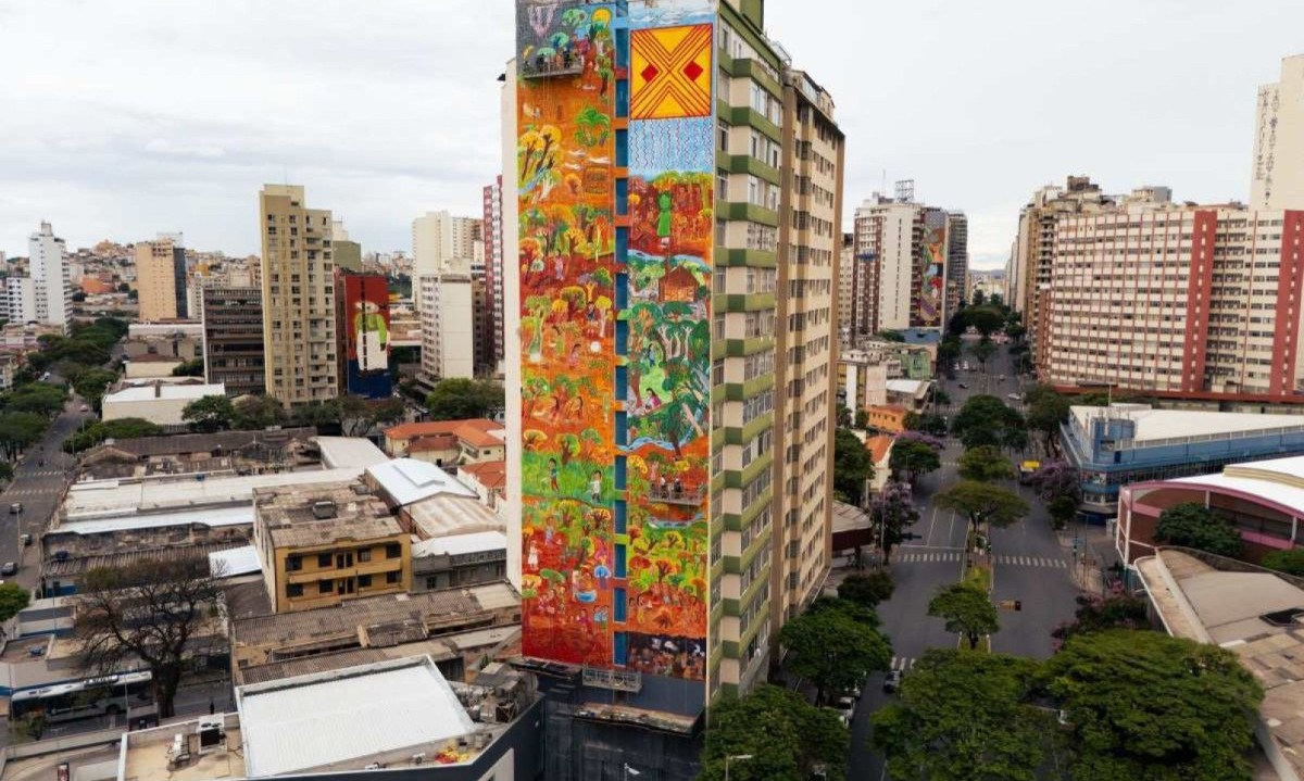 A empena do Edifício Leblon, feita pela artista Liça Pataxoop, foi inspirada no Hãm kuna'ã xeka (O Grande Tempo das Águas) 
     -  (crédito: Tamas Bodolay)