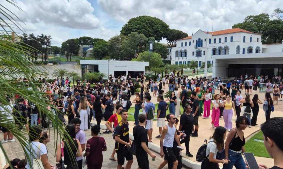 Muitos estudantes entram na Pontifícia Universidade Católica de Minas Gerais (PUC Minas), no Bairro Coração Eucarístico, para fazer as provas do Enem  -  (crédito: Jair Amaral/EM/D.A.Press)