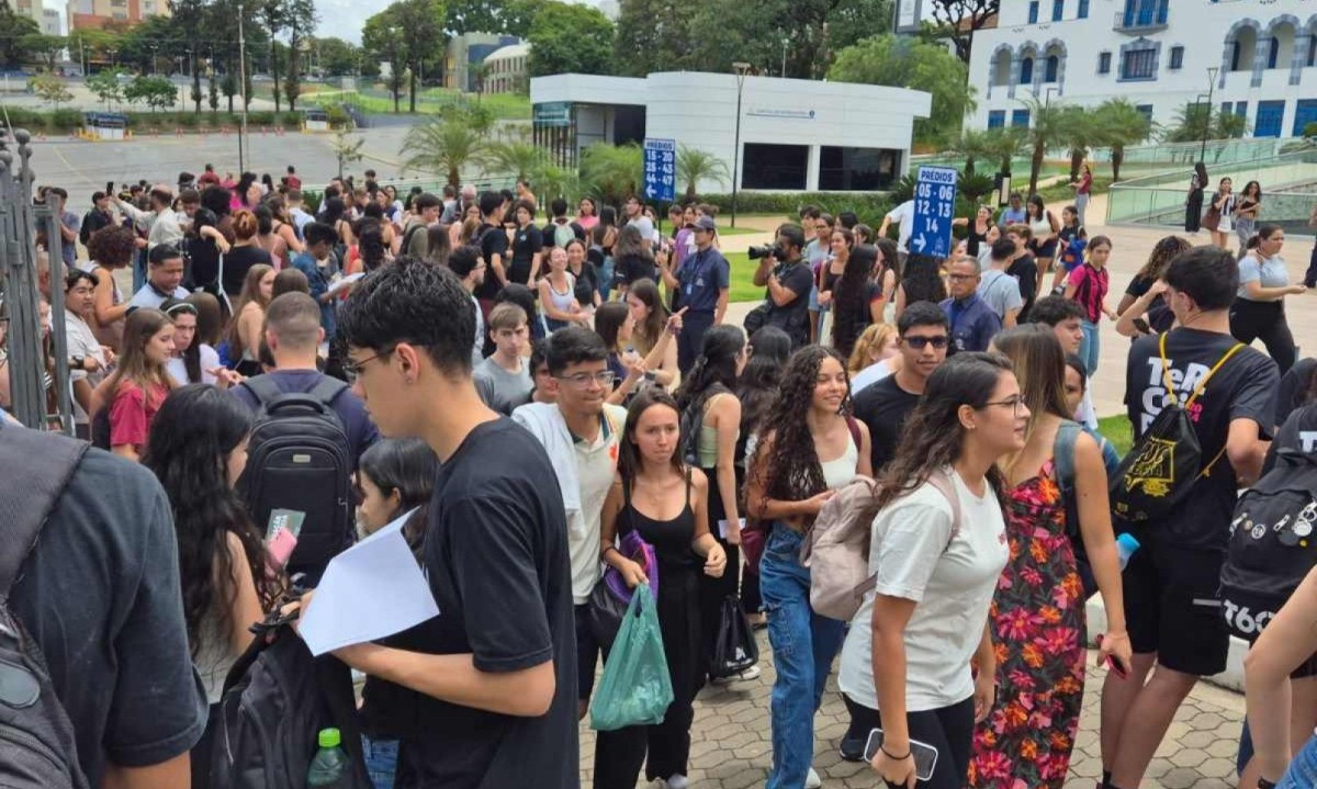 Estudantes chegam na PUC Coração Eucarístico para o primeiro dia de provas do Enem 2024 -  (crédito: Jair Amaral/EM DA Press)