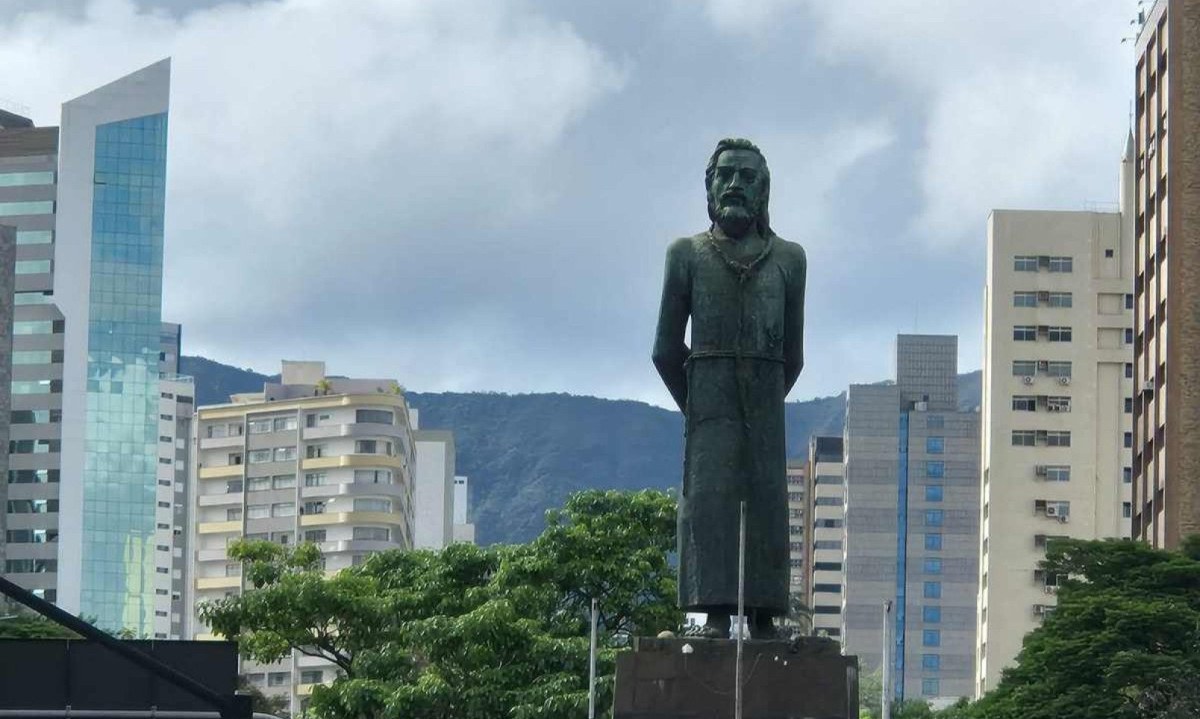 Domingo amanheceu nublado e com possibilidade de chuvas a qualquer momento em Belo Horizonte -  (crédito: Jair Amaral/EM/D.A.Press)