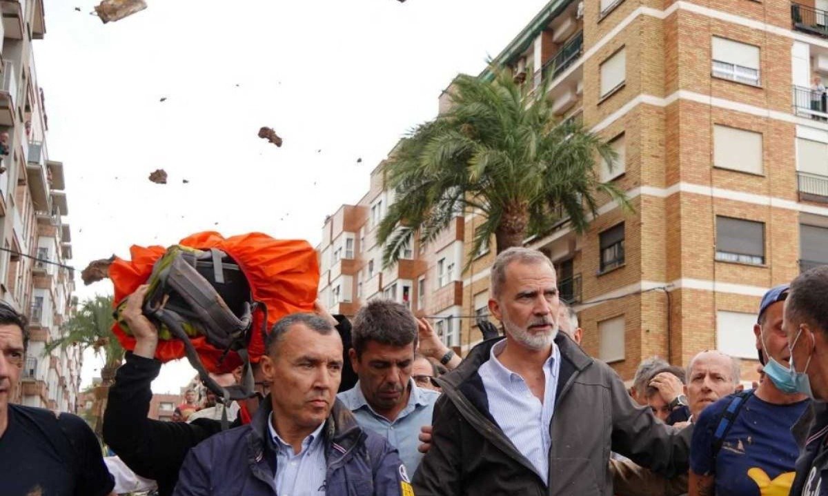Rei Felipe VI da Espanha (CR) é questionado por moradores furiosos que jogam lama e objetos durante sua visita a Paiporta, na região de Valência, leste da Espanha, em 3 de novembro de 2024, após devastadoras enchentes mortais -  (crédito: Manaure Quintero / AFP)