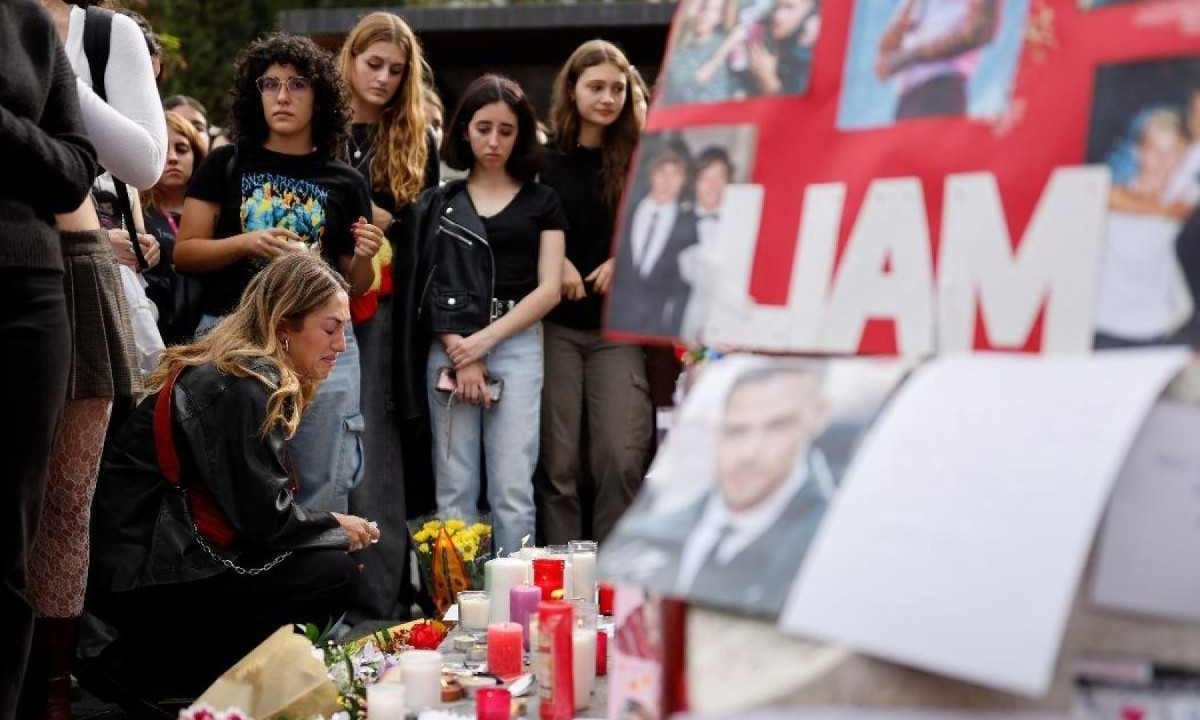 Morte do cantor Liam Payne motivou vigílias ao redor do mundo; processo reflete perda de referencial que pode exigir rede de apoio -  (crédito: OSCAR DEL POZO/AFP)