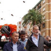 Reis da Espanha e autoridades são recebidos com lama e insultos nas regiões alagadas